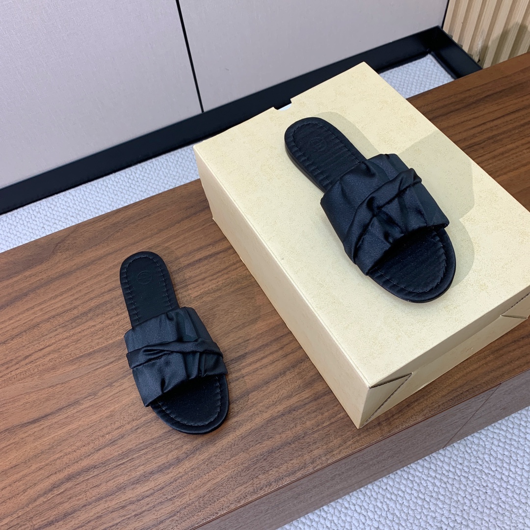 【The row】褶皱真丝拖鞋。真丝鞋面，注塑真皮大底。
码数：35-41（40、41定制不退换）
