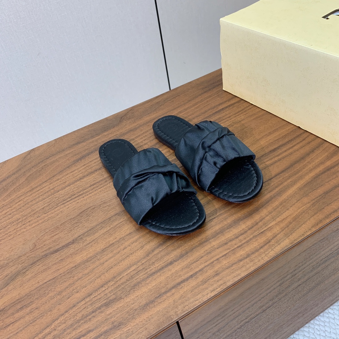 【The row】褶皱真丝拖鞋。真丝鞋面，注塑真皮大底。
码数：35-41（40、41定制不退换）

