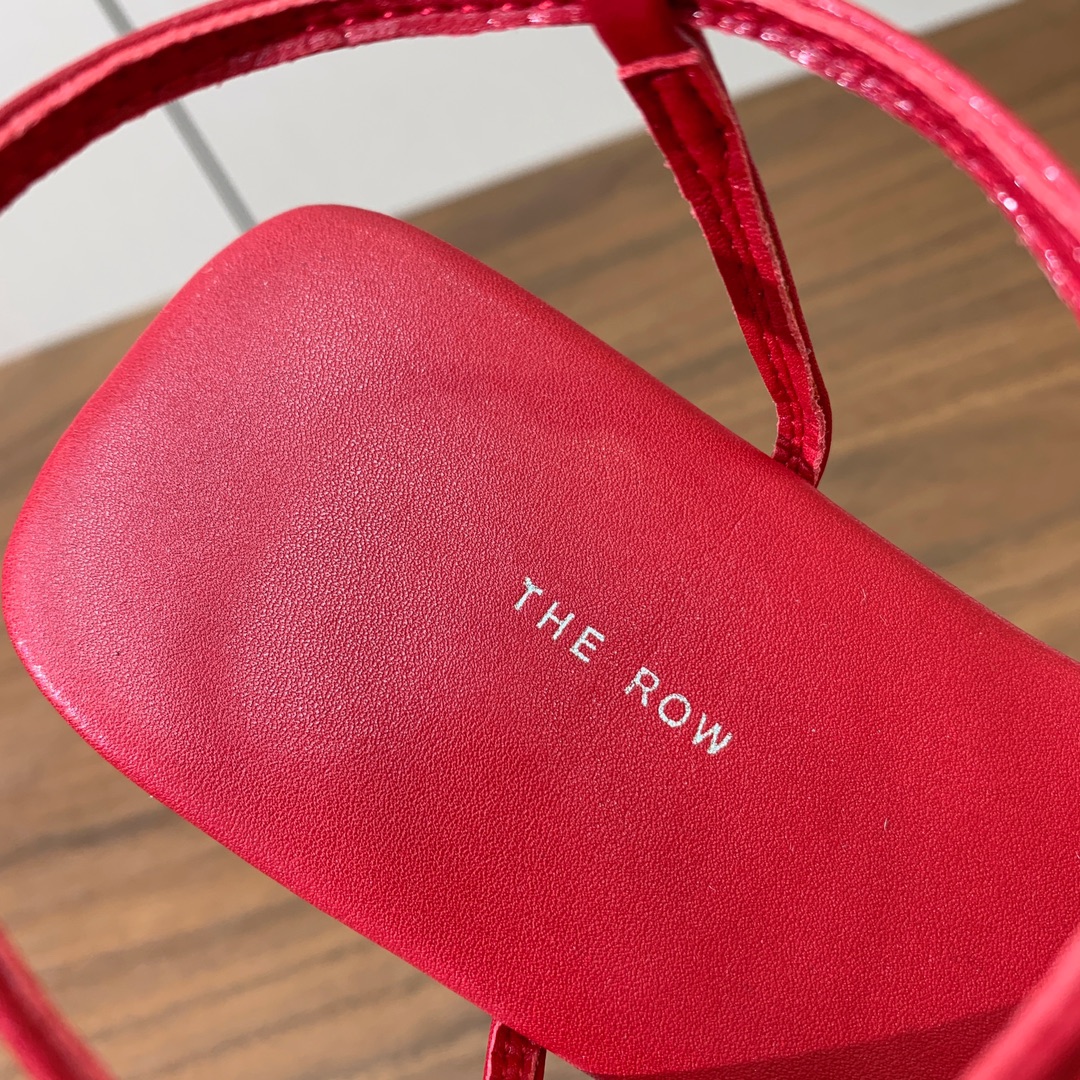 【The row】一字带环绕凉鞋。超强设计感，线条简洁流畅。虽然没有过多的元素点缀，但真的很高级很百搭！