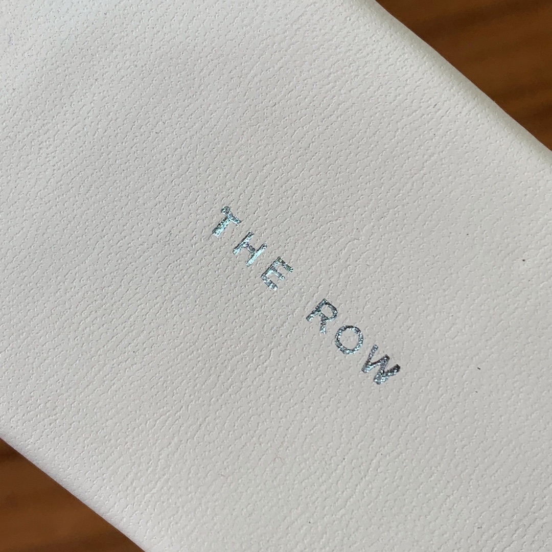 【The row】一字带环绕凉鞋。超强设计感，线条简洁流畅。虽然没有过多的元素点缀，但真的很高级很百搭！
