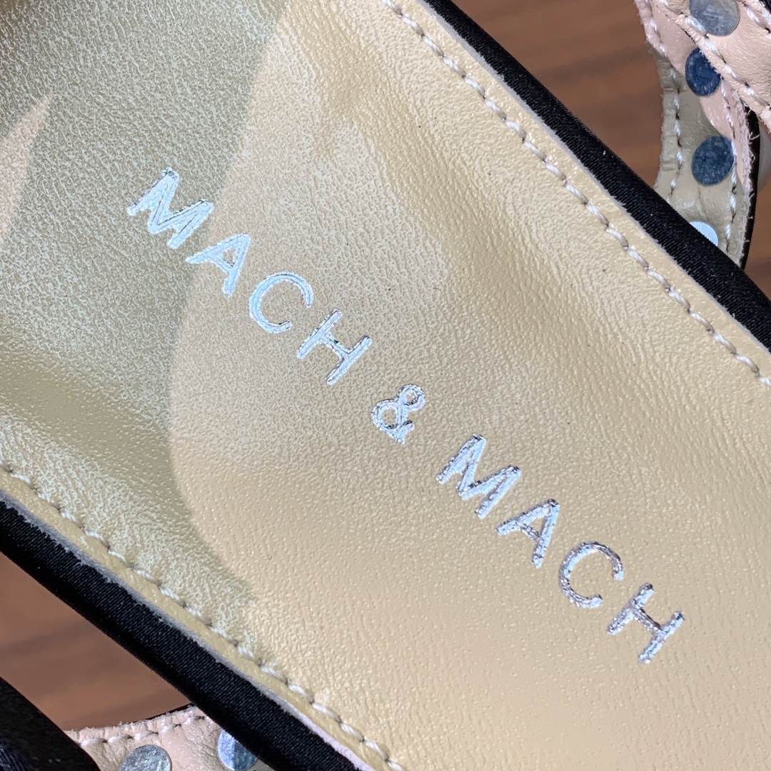 【Mach＆Mach】珍珠环带单鞋。可咸可甜，随意搭配，美到极致。鞋面真丝，羊皮内里及垫脚。真皮大底。
