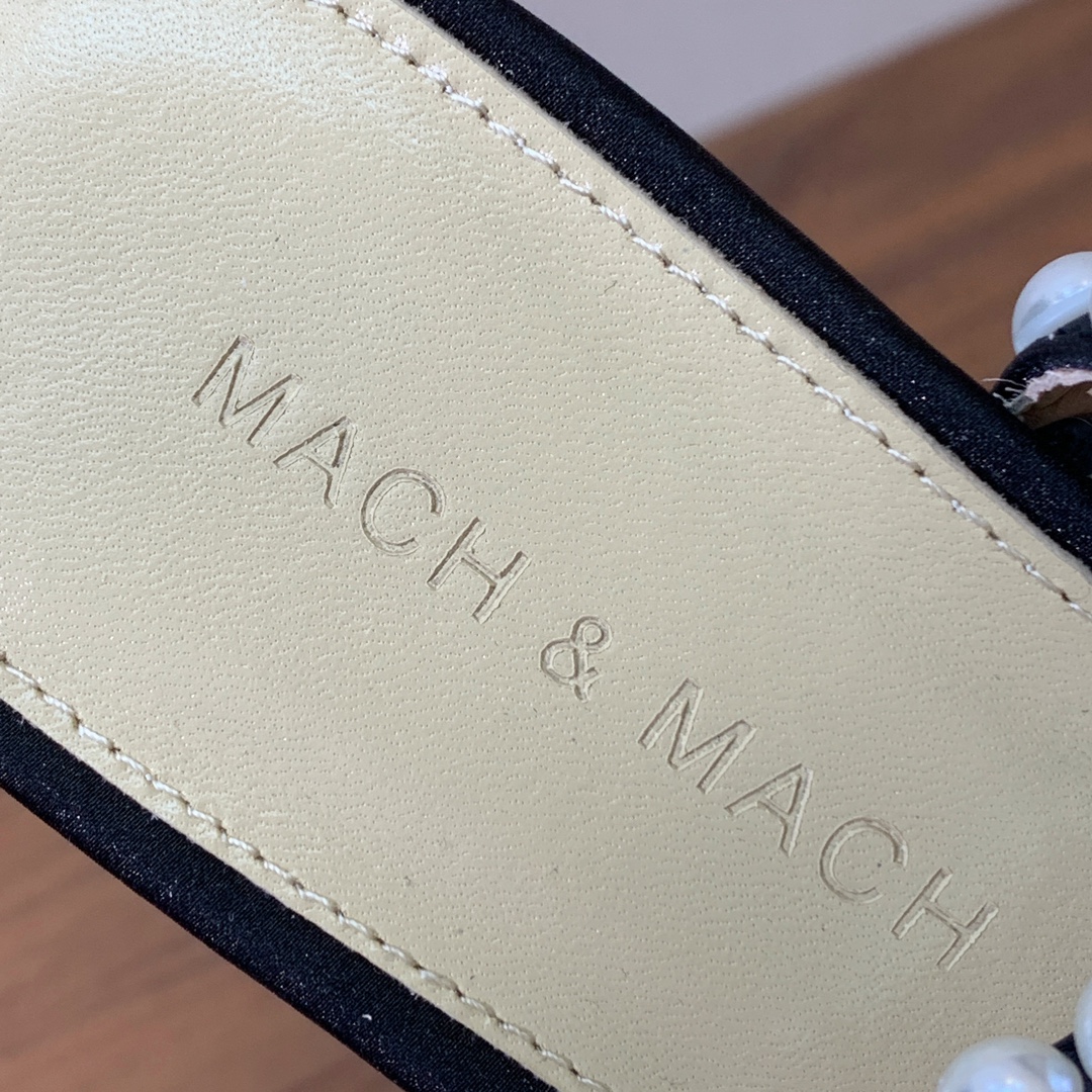 【Mach＆Mach】珍珠环带单鞋。可咸可甜，随意搭配，美到极致。鞋面真丝，羊皮内里及垫脚。真皮大底。跟
