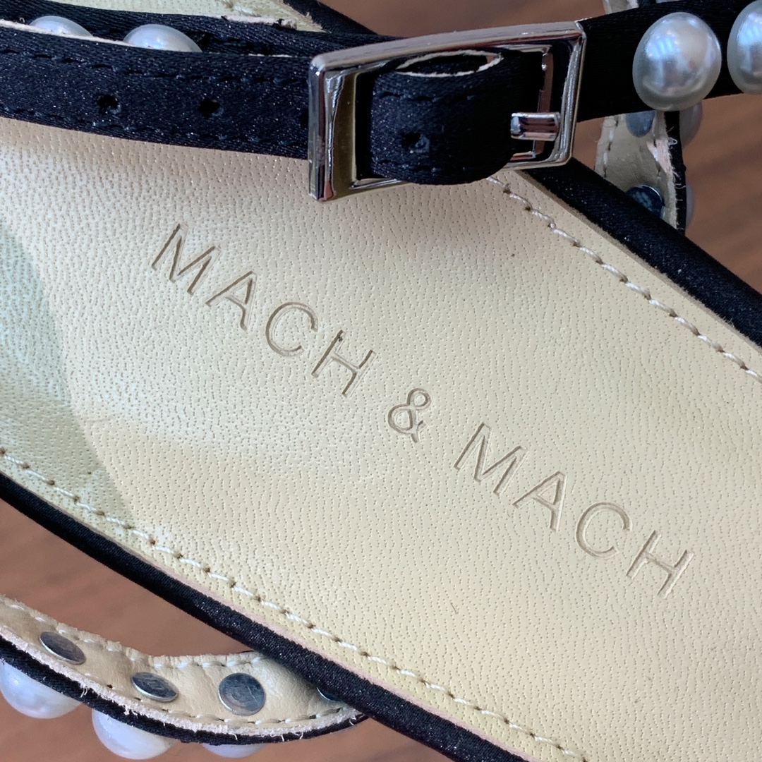 【Mach＆Mach】珍珠环带单鞋。可咸可甜，随意搭配，美到极致。鞋面真丝，羊皮内里及垫脚。真皮大底。跟