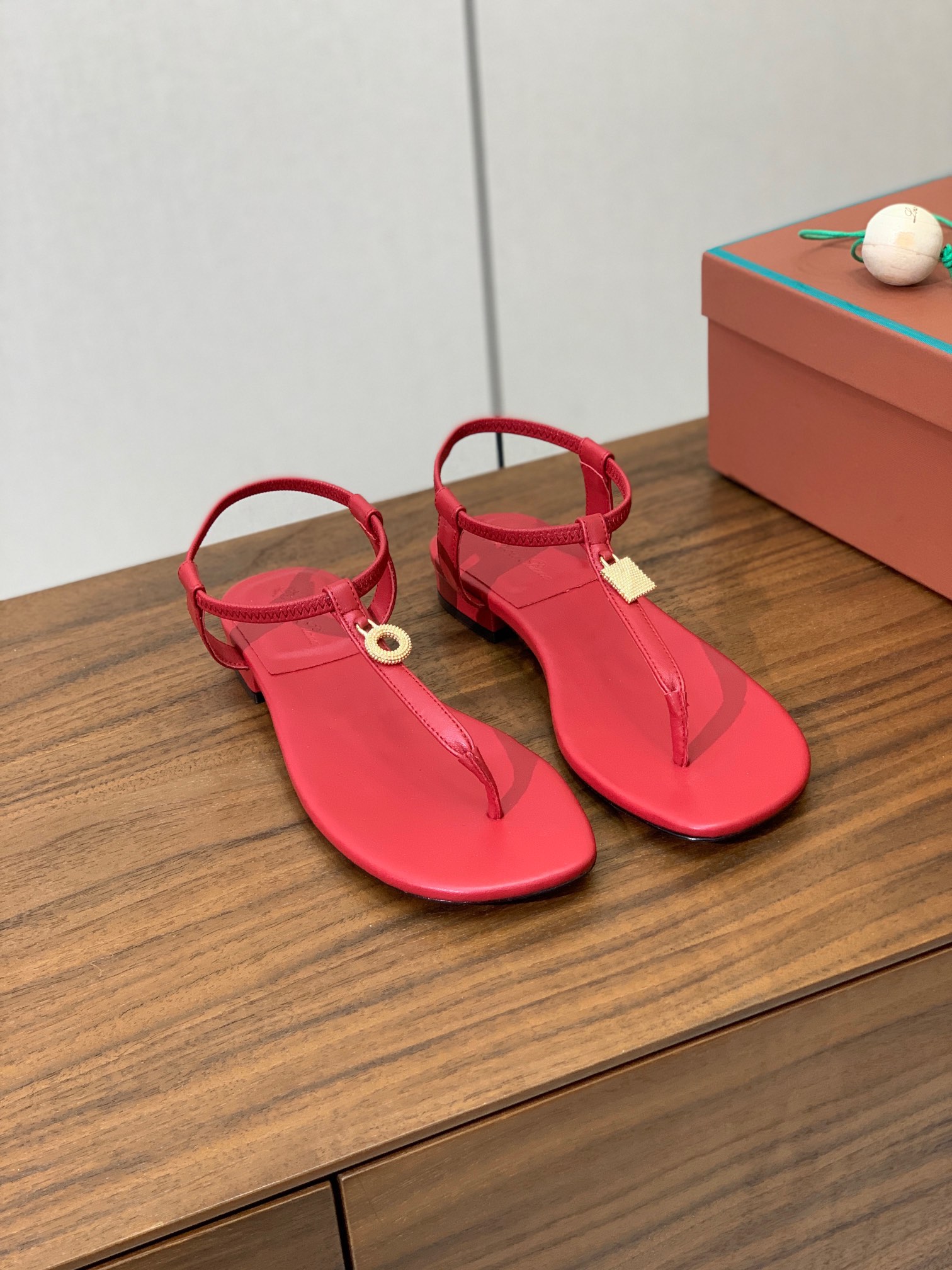 【Loro Piana】新款凉鞋。极简主义风格。属于非常耐看的款式！鞋面羊皮。进口真皮大底。定制五金扣。
