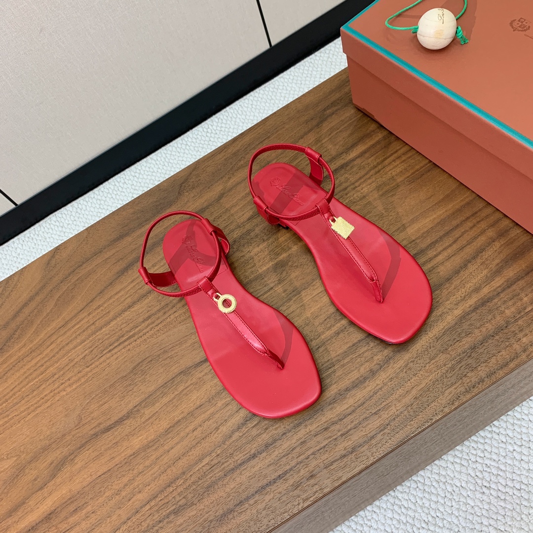 【Loro Piana】新款凉鞋。极简主义风格。属于非常耐看的款式！鞋面羊皮。进口真皮大底。定制五金扣。