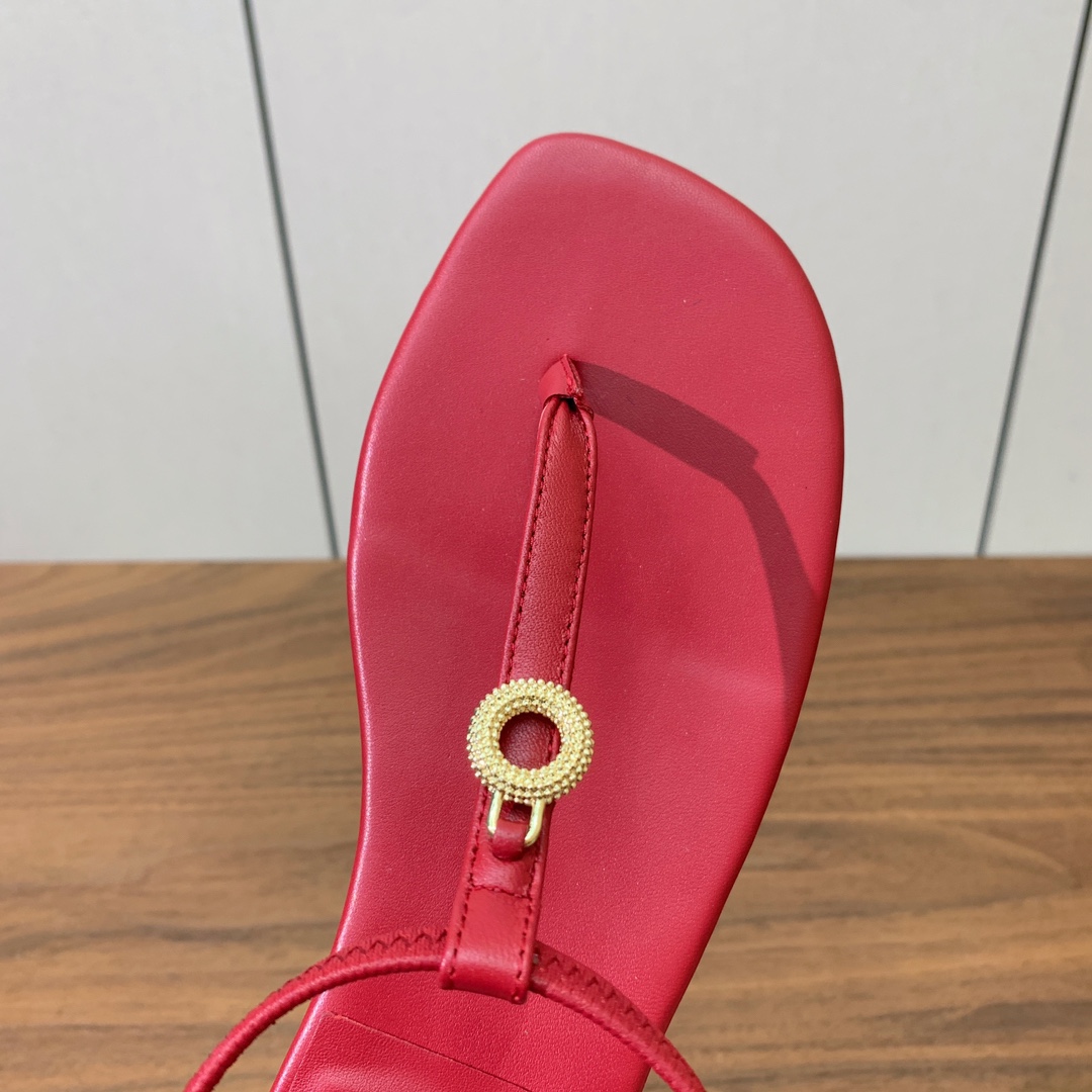 【Loro Piana】新款凉鞋。极简主义风格。属于非常耐看的款式！鞋面羊皮。进口真皮大底。定制五金扣。