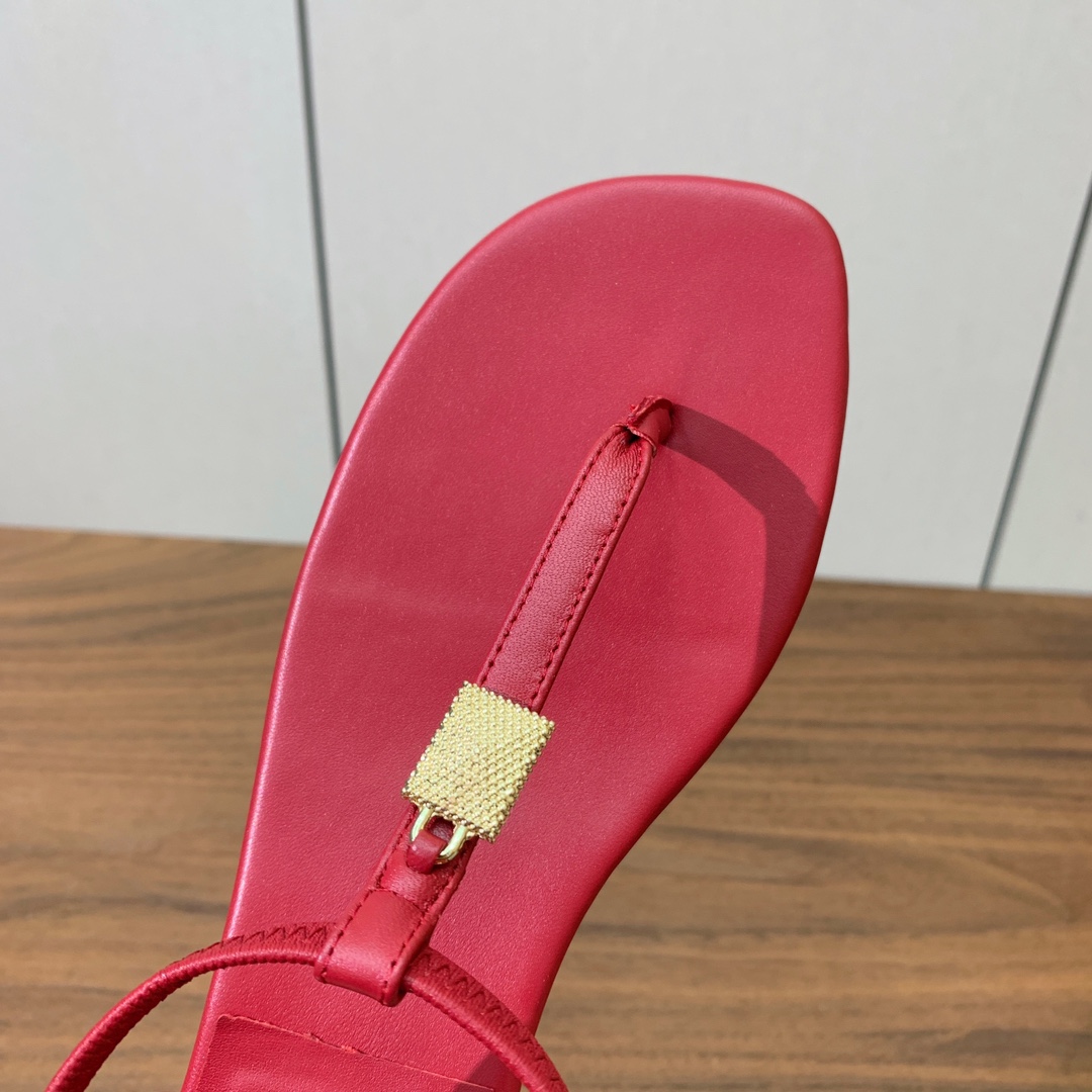 【Loro Piana】新款凉鞋。极简主义风格。属于非常耐看的款式！鞋面羊皮。进口真皮大底。定制五金扣。