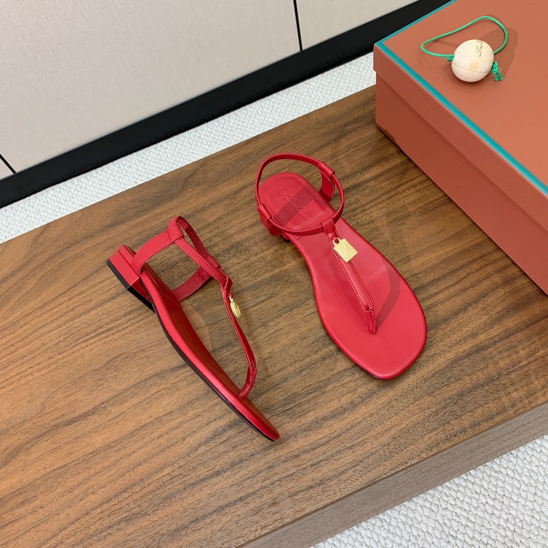 【Loro Piana】新款凉鞋。极简主义风格。属于非常耐看的款式！鞋面羊皮。进口真皮大底。定制五金扣。