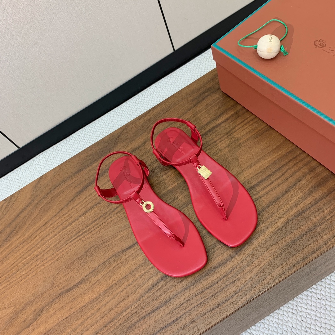 【Loro Piana】新款凉鞋。极简主义风格。属于非常耐看的款式！鞋面羊皮。进口真皮大底。定制五金扣。