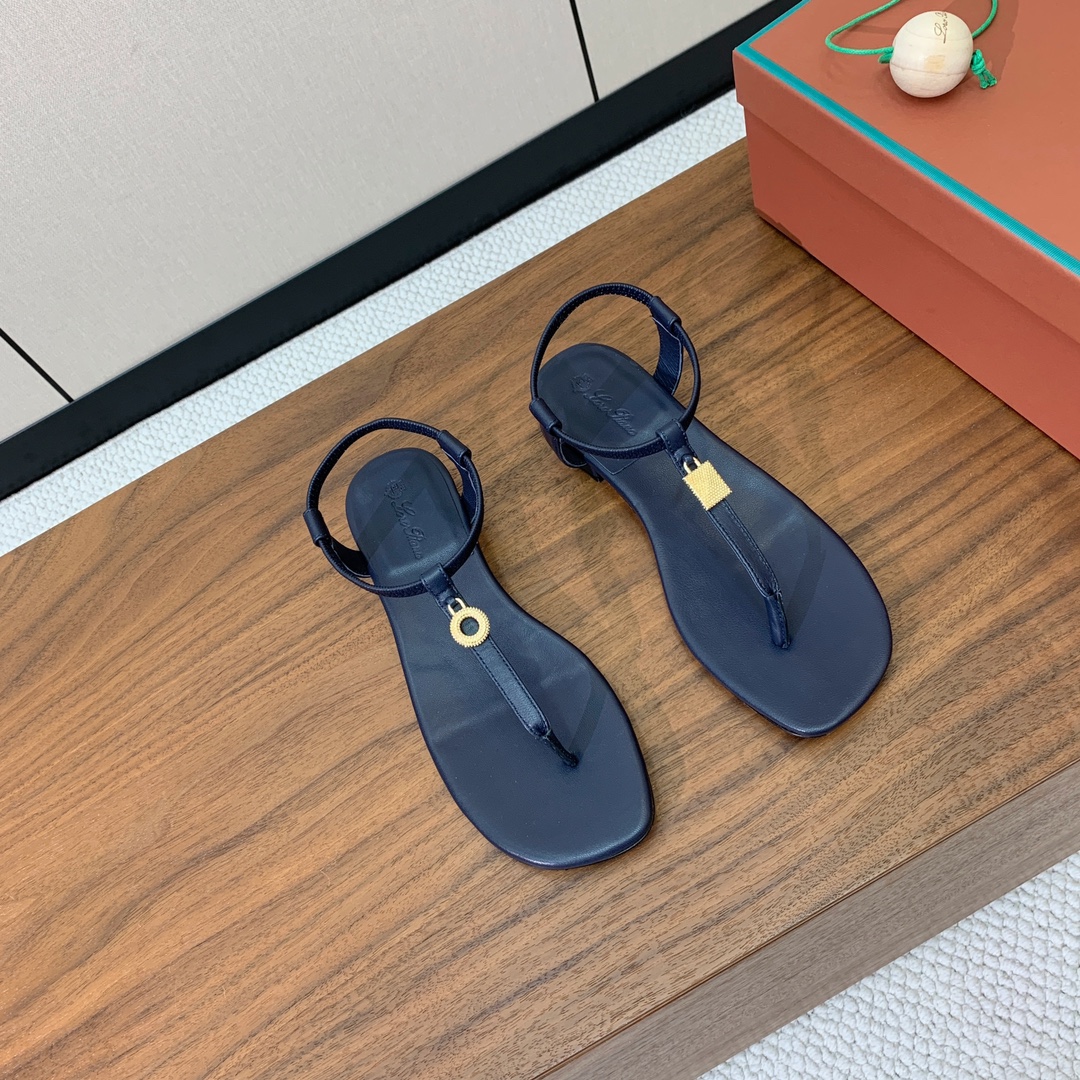 【Loro Piana】新款凉鞋。极简主义风格。属于非常耐看的款式！鞋面羊皮。进口真皮大底。定制五金扣。