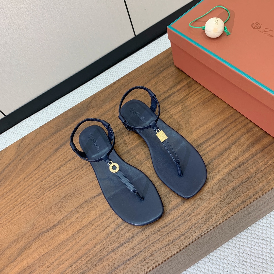 【Loro Piana】新款凉鞋。极简主义风格。属于非常耐看的款式！鞋面羊皮。进口真皮大底。定制五金扣。