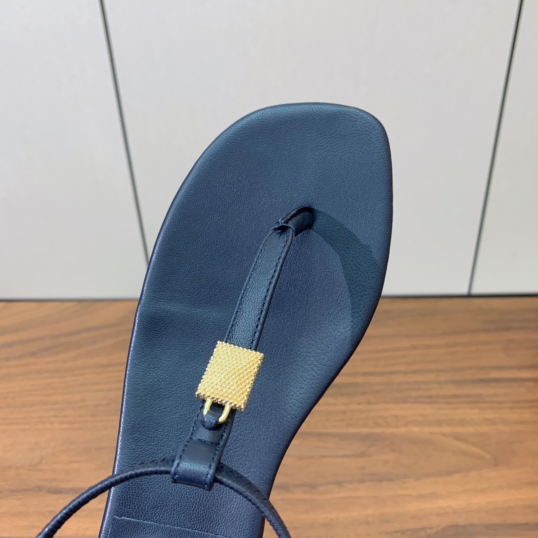 【Loro Piana】新款凉鞋。极简主义风格。属于非常耐看的款式！鞋面羊皮。进口真皮大底。定制五金扣。
