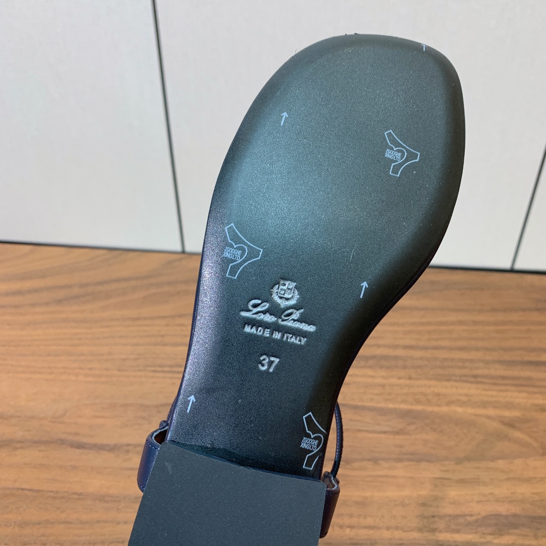 【Loro Piana】新款凉鞋。极简主义风格。属于非常耐看的款式！鞋面羊皮。进口真皮大底。定制五金扣。