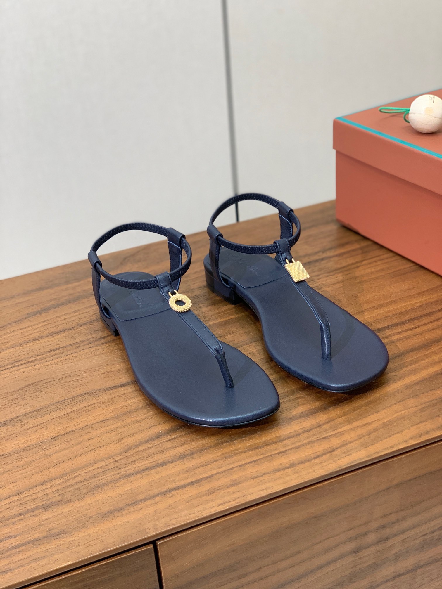 【Loro Piana】新款凉鞋。极简主义风格。属于非常耐看的款式！鞋面羊皮。进口真皮大底。定制五金扣。