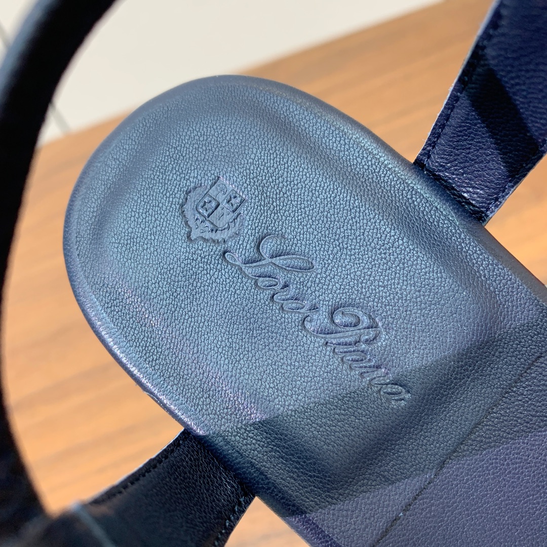 【Loro Piana】新款凉鞋。极简主义风格。属于非常耐看的款式！鞋面羊皮。进口真皮大底。定制五金扣。