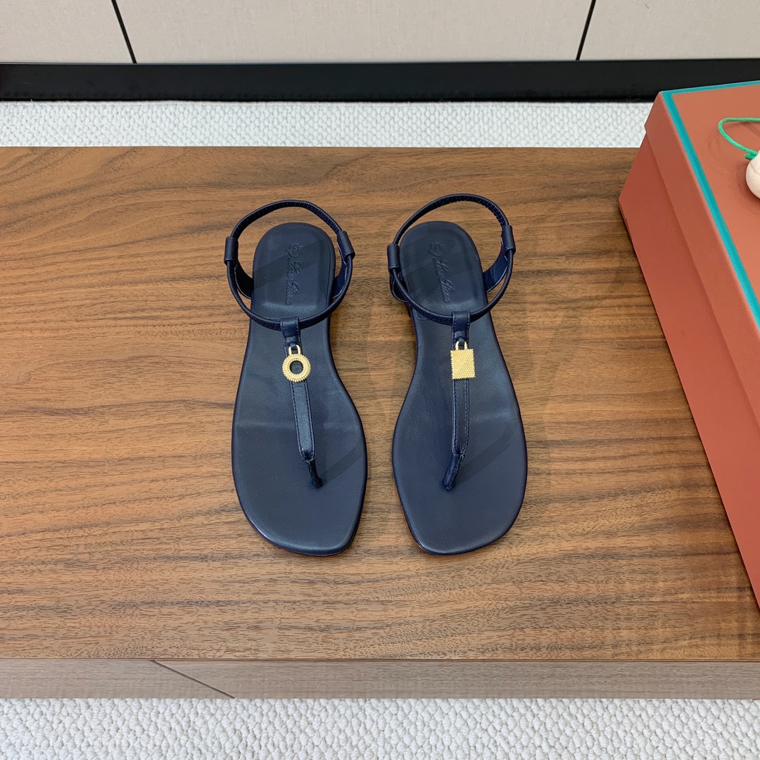【Loro Piana】新款凉鞋。极简主义风格。属于非常耐看的款式！鞋面羊皮。进口真皮大底。定制五金扣。