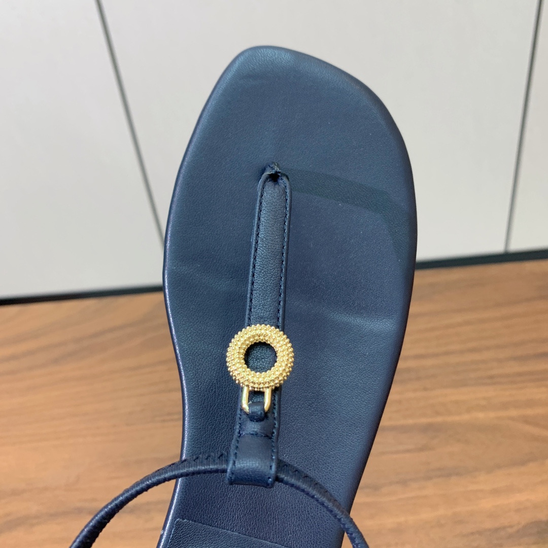 【Loro Piana】新款凉鞋。极简主义风格。属于非常耐看的款式！鞋面羊皮。进口真皮大底。定制五金扣。