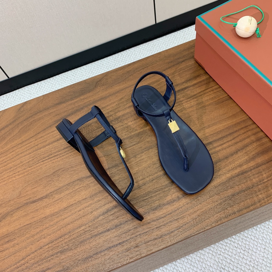 【Loro Piana】新款凉鞋。极简主义风格。属于非常耐看的款式！鞋面羊皮。进口真皮大底。定制五金扣。