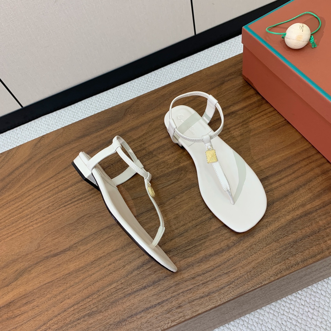 【Loro Piana】新款凉鞋。极简主义风格。属于非常耐看的款式！鞋面羊皮。进口真皮大底。定制五金扣。