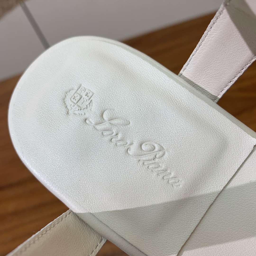 【Loro Piana】新款凉鞋。极简主义风格。属于非常耐看的款式！鞋面羊皮。进口真皮大底。定制五金扣。