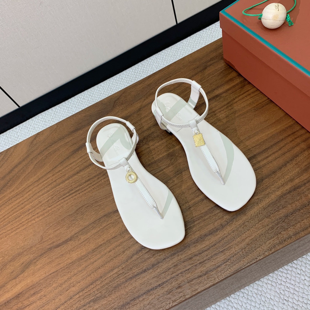 【Loro Piana】新款凉鞋。极简主义风格。属于非常耐看的款式！鞋面羊皮。进口真皮大底。定制五金扣。