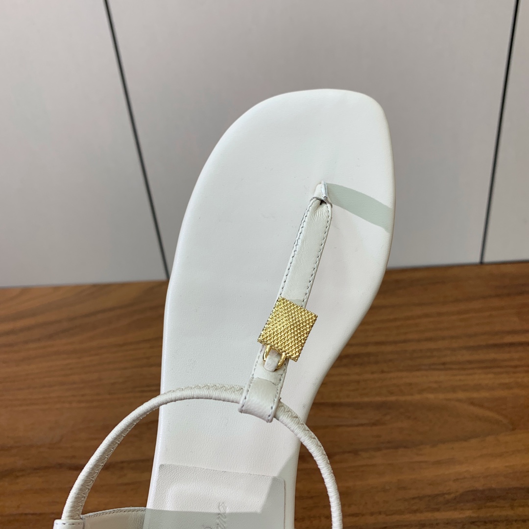 【Loro Piana】新款凉鞋。极简主义风格。属于非常耐看的款式！鞋面羊皮。进口真皮大底。定制五金扣。