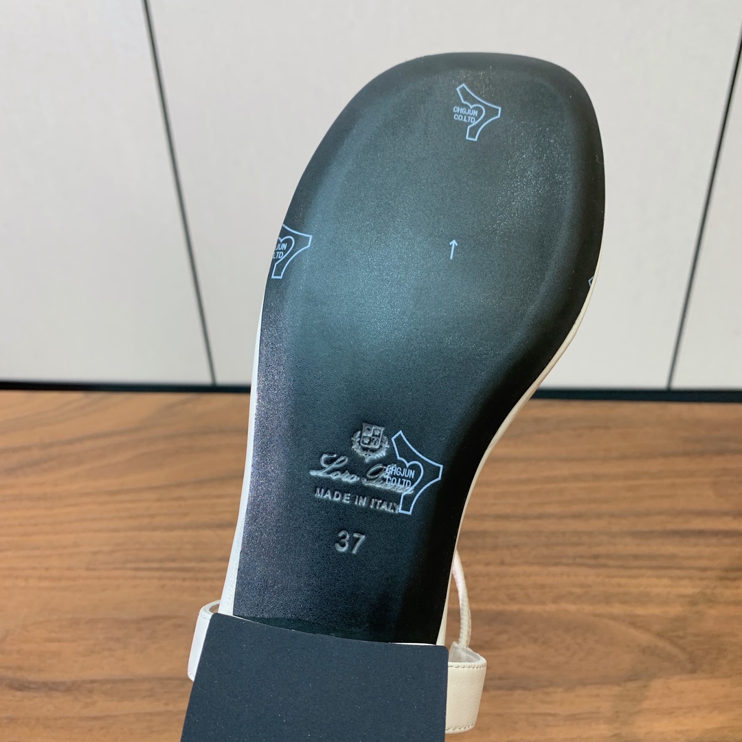 【Loro Piana】新款凉鞋。极简主义风格。属于非常耐看的款式！鞋面羊皮。进口真皮大底。定制五金扣。