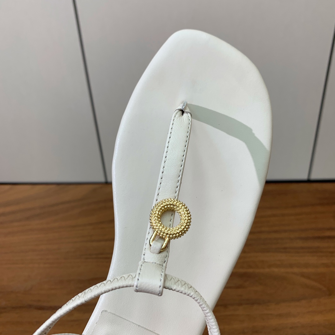 【Loro Piana】新款凉鞋。极简主义风格。属于非常耐看的款式！鞋面羊皮。进口真皮大底。定制五金扣。