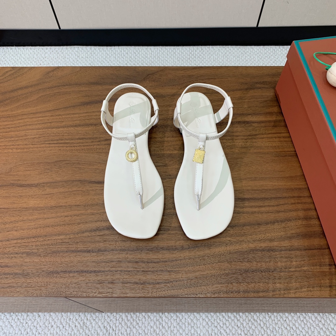 【Loro Piana】新款凉鞋。极简主义风格。属于非常耐看的款式！鞋面羊皮。进口真皮大底。定制五金扣。