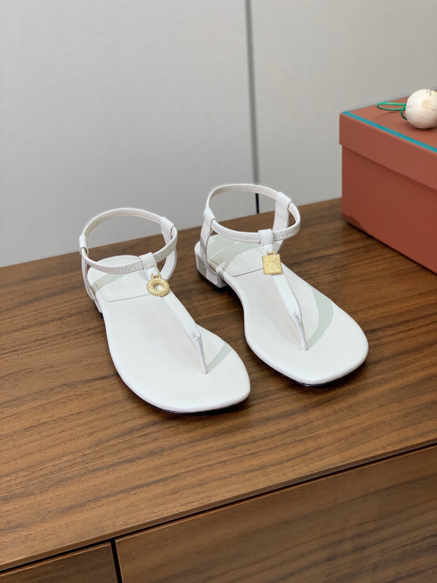 【Loro Piana】新款凉鞋。极简主义风格。属于非常耐看的款式！鞋面羊皮。进口真皮大底。定制五金扣。