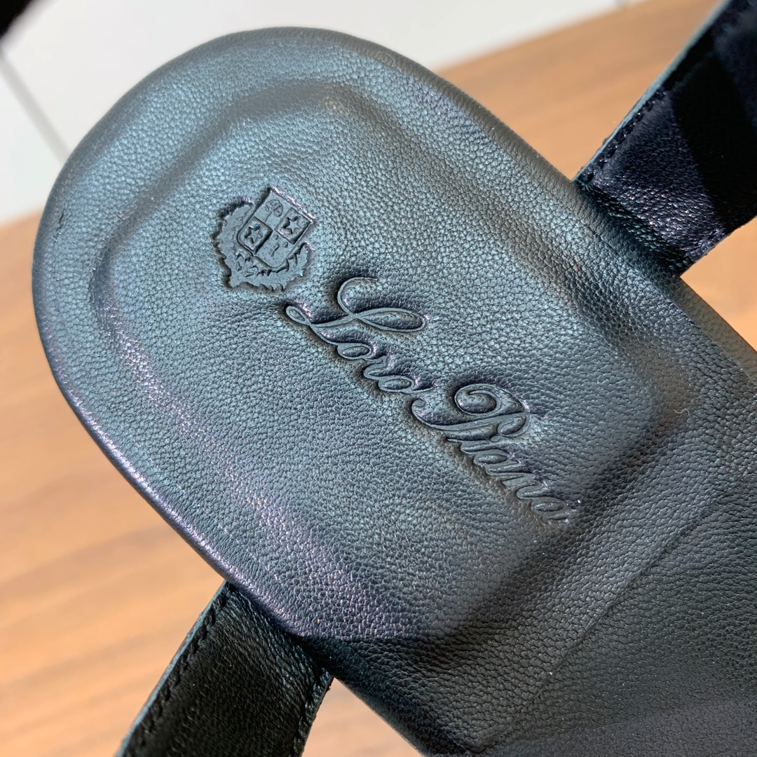 【Loro Piana】新款凉鞋。极简主义风格。属于非常耐看的款式！鞋面羊皮。进口真皮大底。定制五金扣。