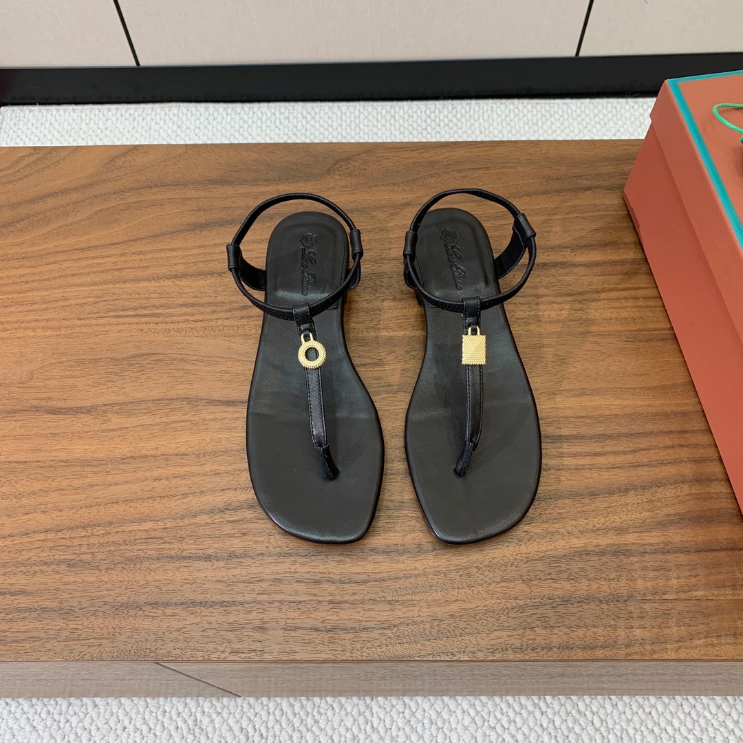 【Loro Piana】新款凉鞋。极简主义风格。属于非常耐看的款式！鞋面羊皮。进口真皮大底。定制五金扣。
