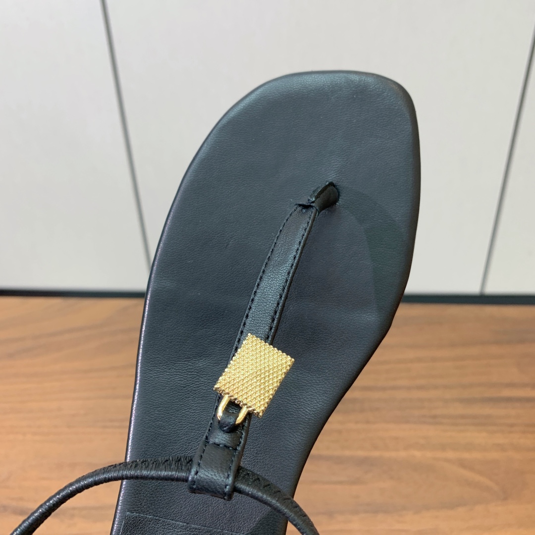 【Loro Piana】新款凉鞋。极简主义风格。属于非常耐看的款式！鞋面羊皮。进口真皮大底。定制五金扣。