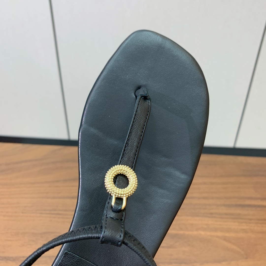 【Loro Piana】新款凉鞋。极简主义风格。属于非常耐看的款式！鞋面羊皮。进口真皮大底。定制五金扣。