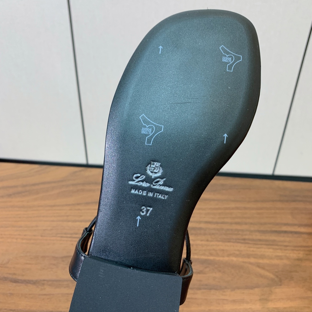 【Loro Piana】新款凉鞋。极简主义风格。属于非常耐看的款式！鞋面羊皮。进口真皮大底。定制五金扣。