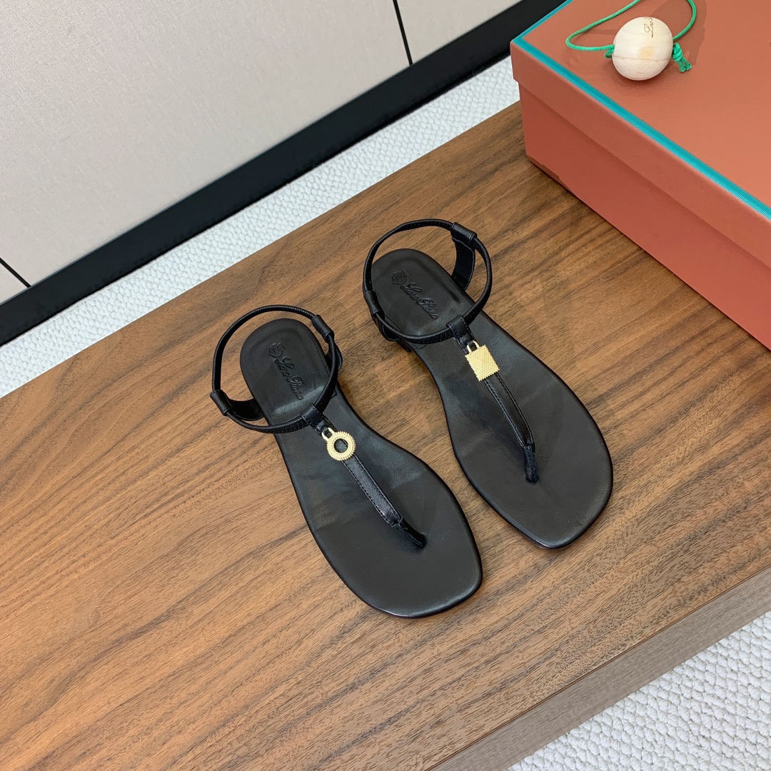 【Loro Piana】新款凉鞋。极简主义风格。属于非常耐看的款式！鞋面羊皮。进口真皮大底。定制五金扣。