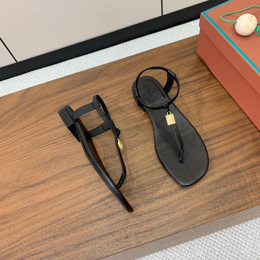 【Loro Piana】新款凉鞋。极简主义风格。属于非常耐看的款式！鞋面羊皮。进口真皮大底。定制五金扣。