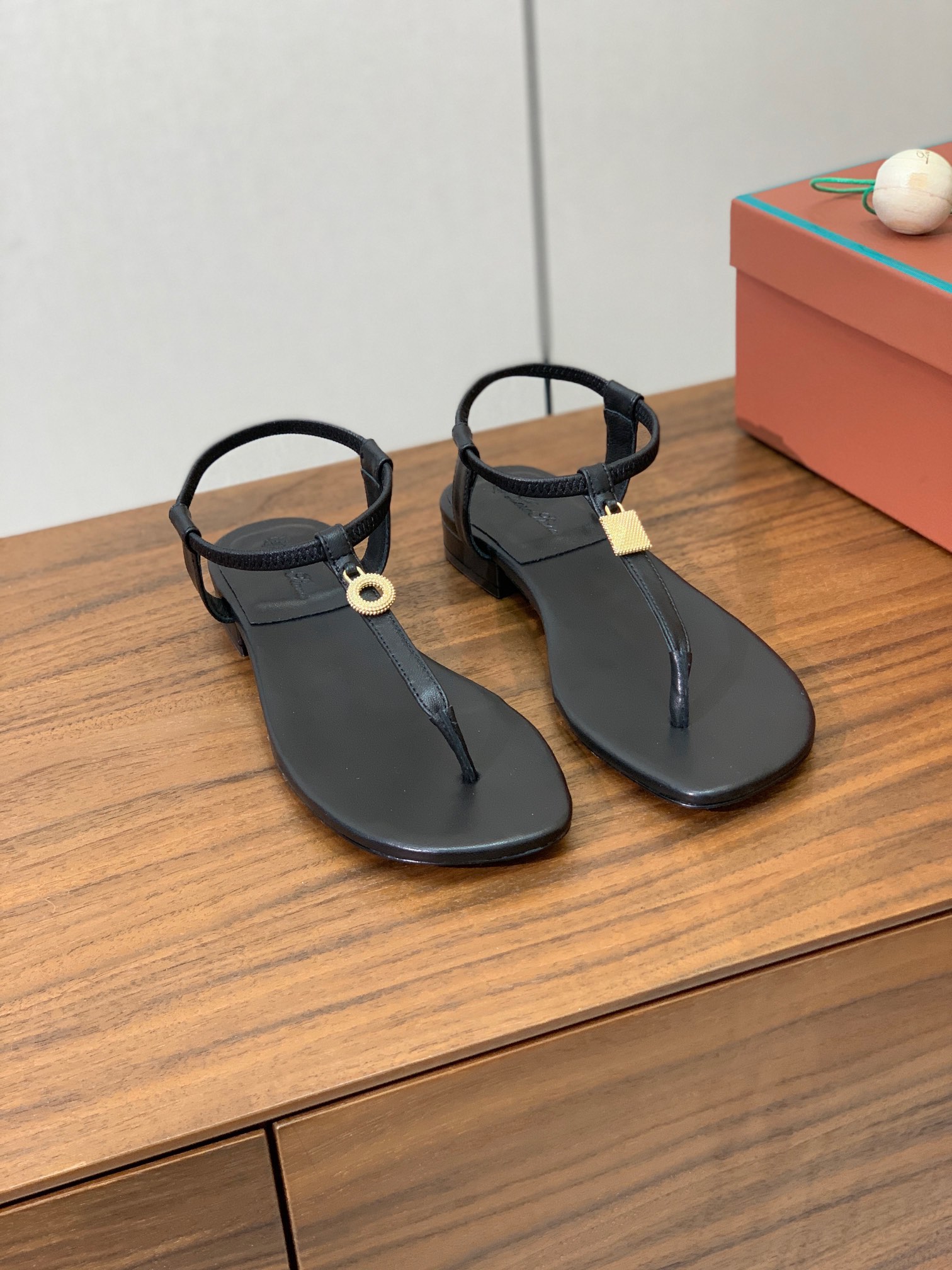 【Loro Piana】新款凉鞋。极简主义风格。属于非常耐看的款式！鞋面羊皮。进口真皮大底。定制五金扣。
