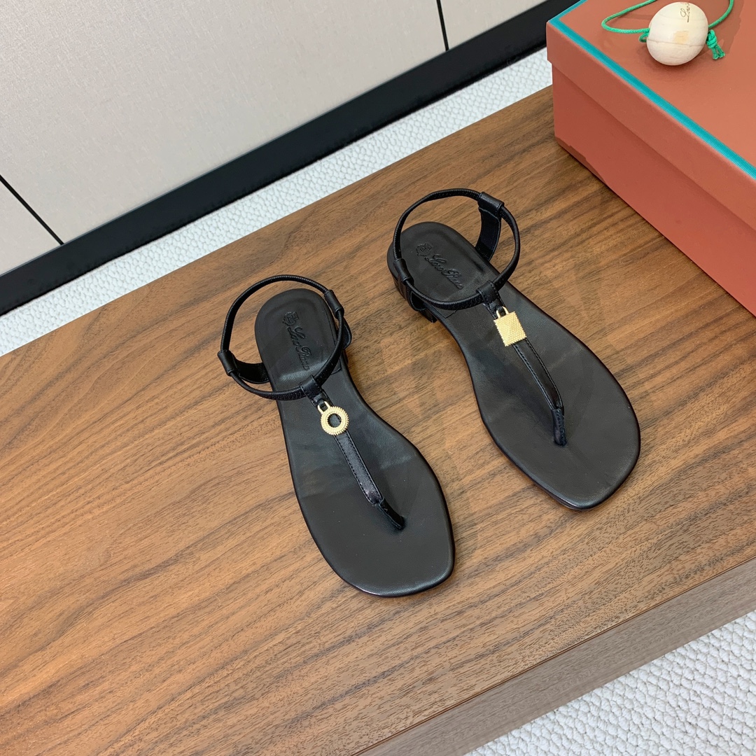 【Loro Piana】新款凉鞋。极简主义风格。属于非常耐看的款式！鞋面羊皮。进口真皮大底。定制五金扣。
