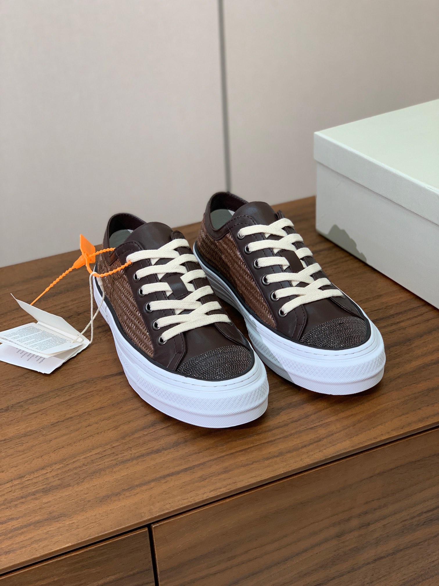 【BRUNELL* CUCINELL*】女款休闲鞋。材质：鞋面进口牛皮➕编织材料。羊皮垫脚。橡胶大底。
