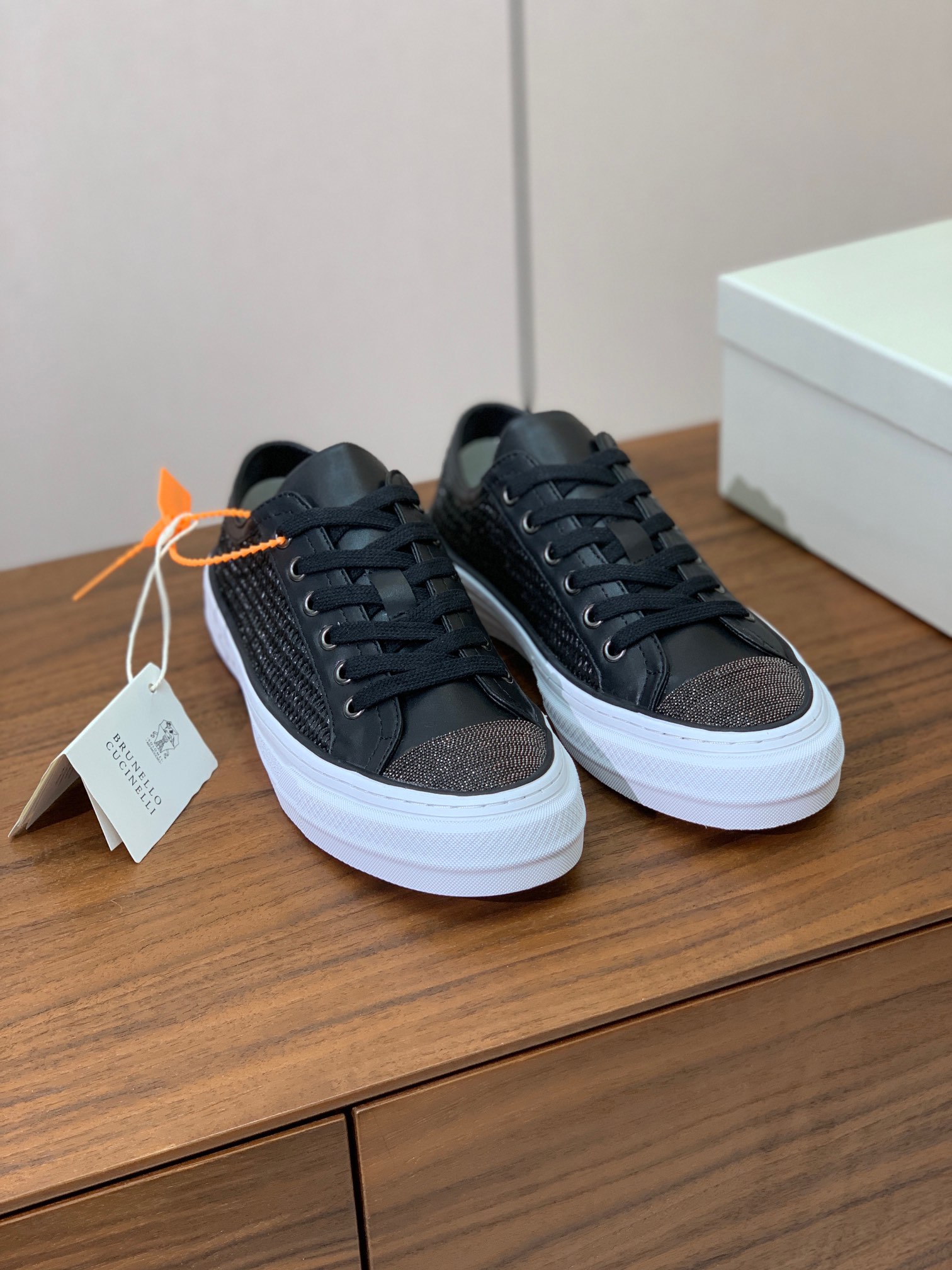【BRUNELL* CUCINELL*】女款休闲鞋。材质：鞋面进口牛皮➕编织材料。羊皮垫脚。橡胶大底。
