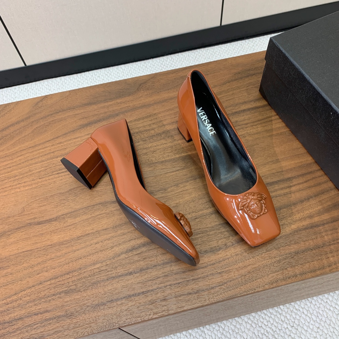【versace】粗跟单鞋。很浓郁的意式风格。鞋面漆皮，羊皮内里及垫脚。真皮大底。
码数：36-41（4