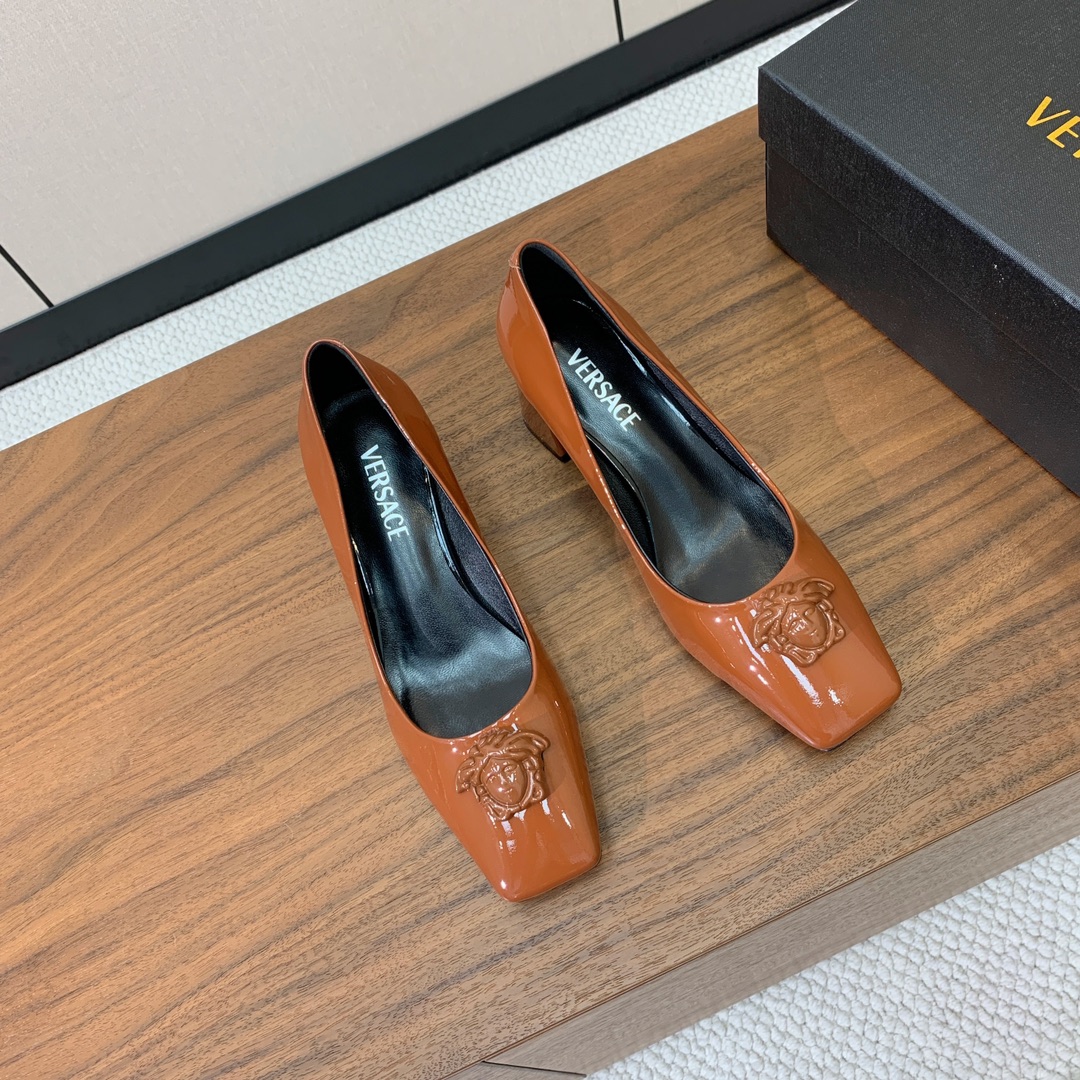 【versace】粗跟单鞋。很浓郁的意式风格。鞋面漆皮，羊皮内里及垫脚。真皮大底。
码数：36-41（4