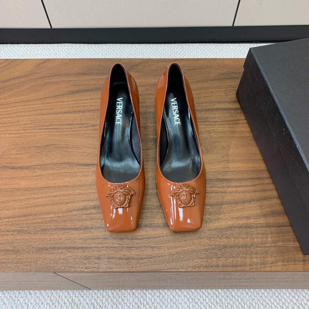 【versace】粗跟单鞋。很浓郁的意式风格。鞋面漆皮，羊皮内里及垫脚。真皮大底。
码数：36-41（4