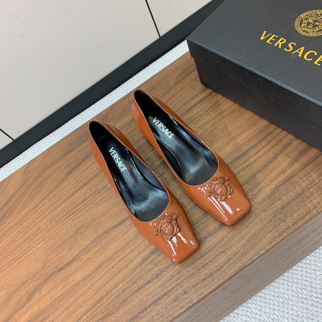 【versace】粗跟单鞋。很浓郁的意式风格。鞋面漆皮，羊皮内里及垫脚。真皮大底。
码数：36-41（4