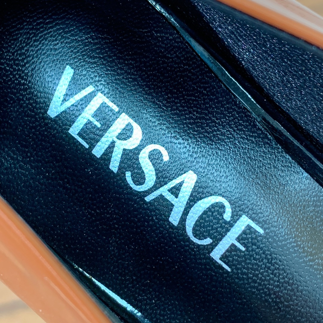 【versace】粗跟单鞋。很浓郁的意式风格。鞋面漆皮，羊皮内里及垫脚。真皮大底。
码数：36-41（4