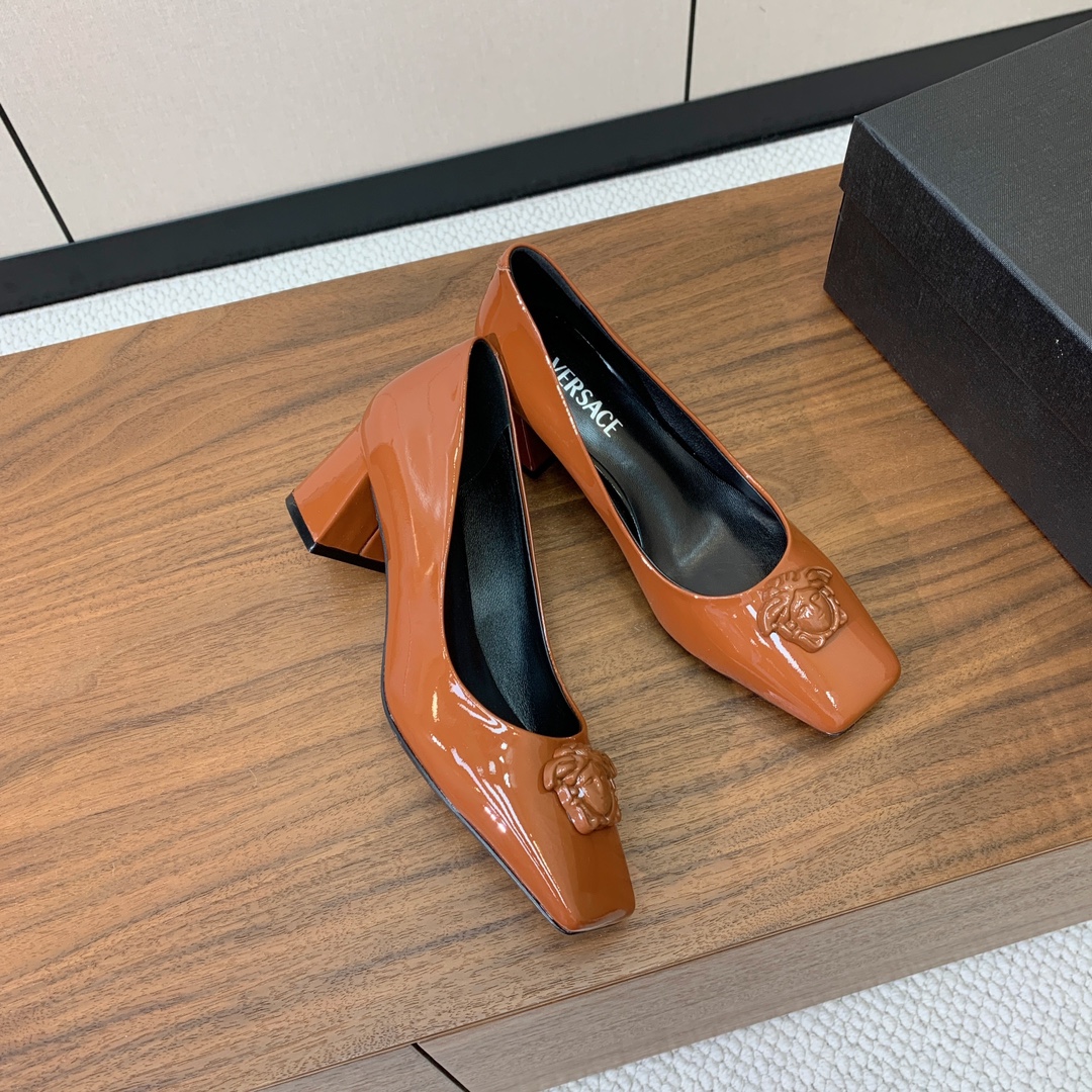 【versace】粗跟单鞋。很浓郁的意式风格。鞋面漆皮，羊皮内里及垫脚。真皮大底。
码数：36-41（4