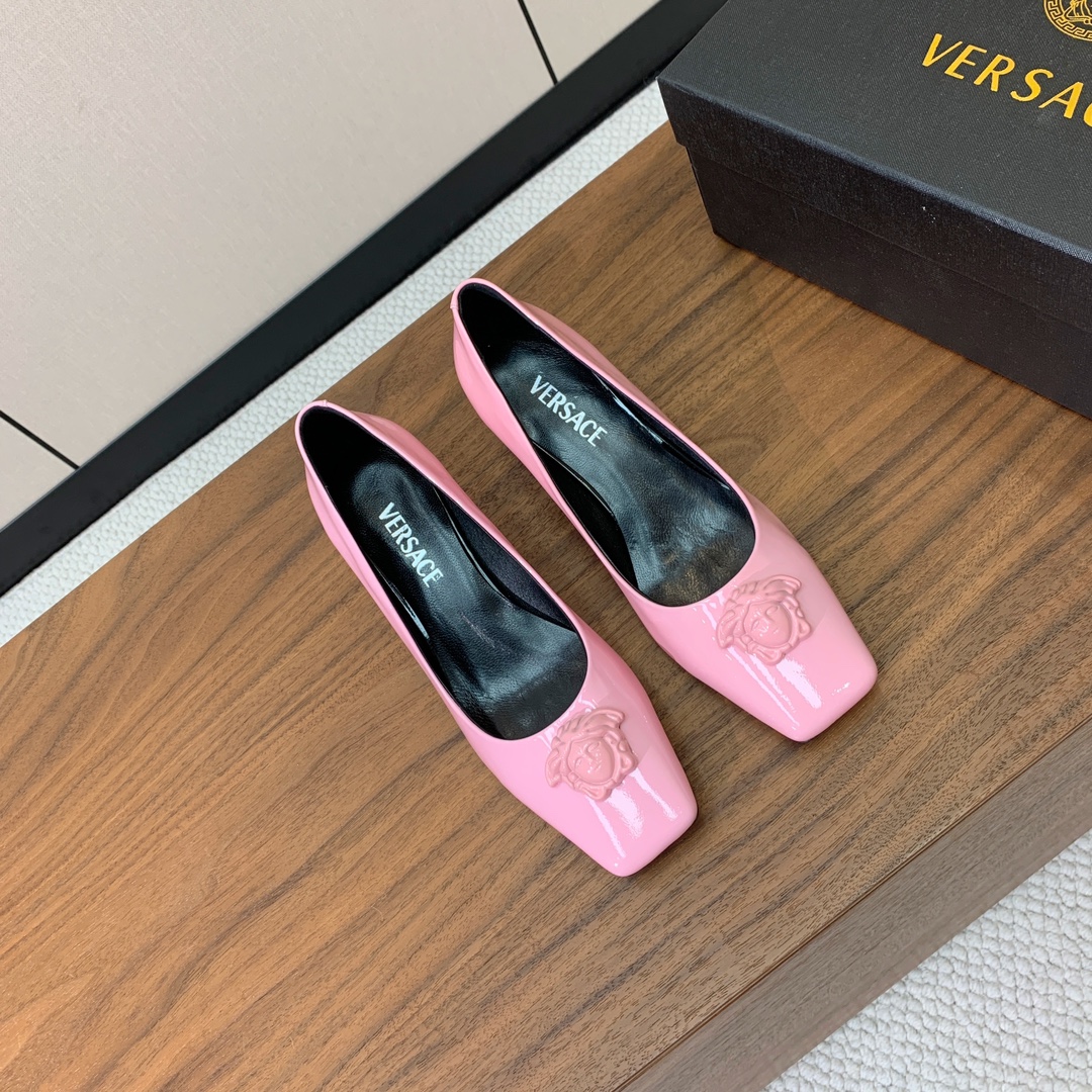 【versace】粗跟单鞋。很浓郁的意式风格。鞋面漆皮，羊皮内里及垫脚。真皮大底。
码数：36-41（4