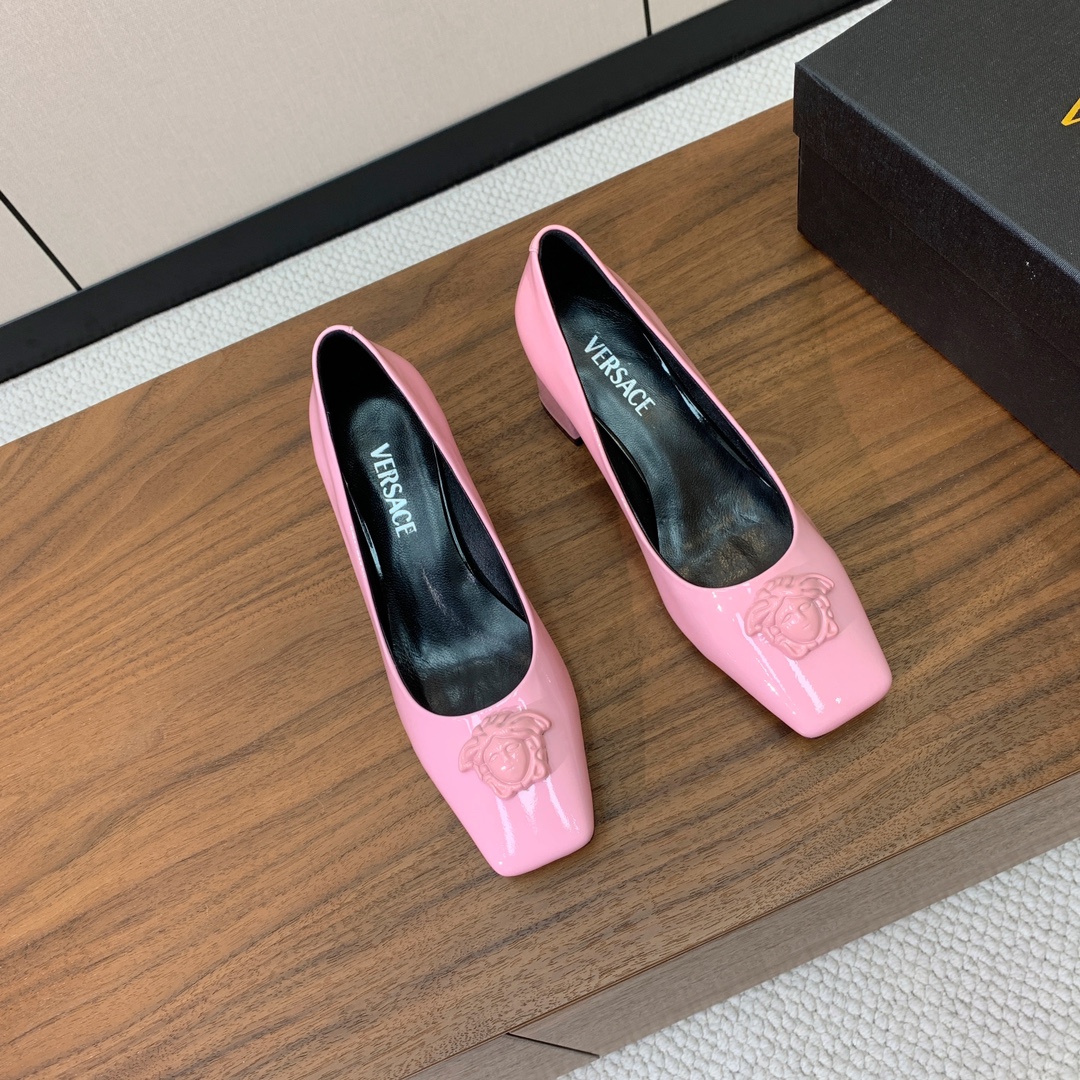 【versace】粗跟单鞋。很浓郁的意式风格。鞋面漆皮，羊皮内里及垫脚。真皮大底。
码数：36-41（4