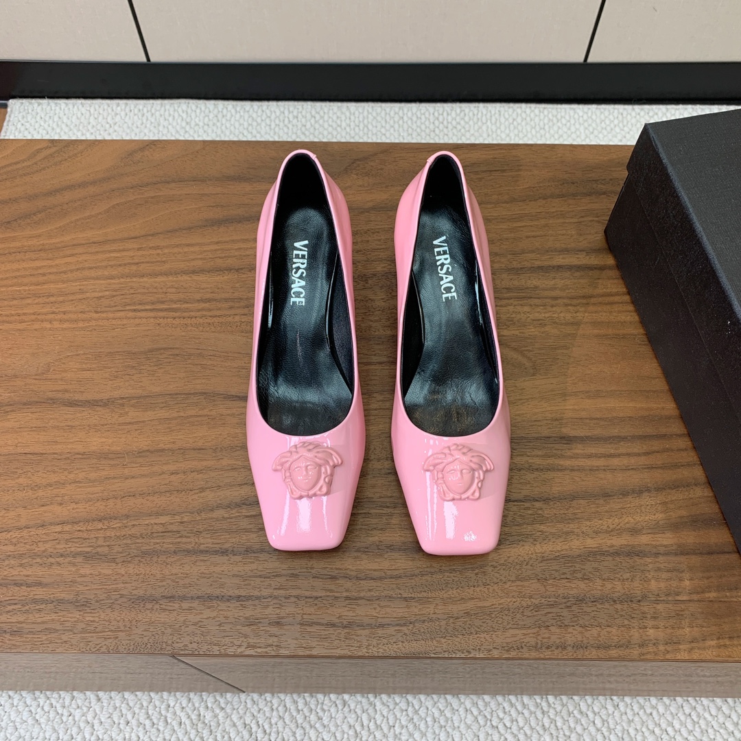 【versace】粗跟单鞋。很浓郁的意式风格。鞋面漆皮，羊皮内里及垫脚。真皮大底。
码数：36-41（4